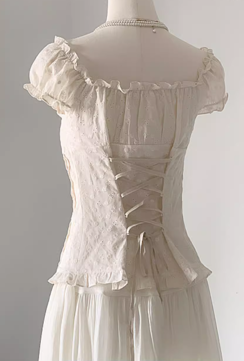 Wear a collarbone-revealing shirt as an outerwear with a niche design, hollow pleated V-neck top R0287