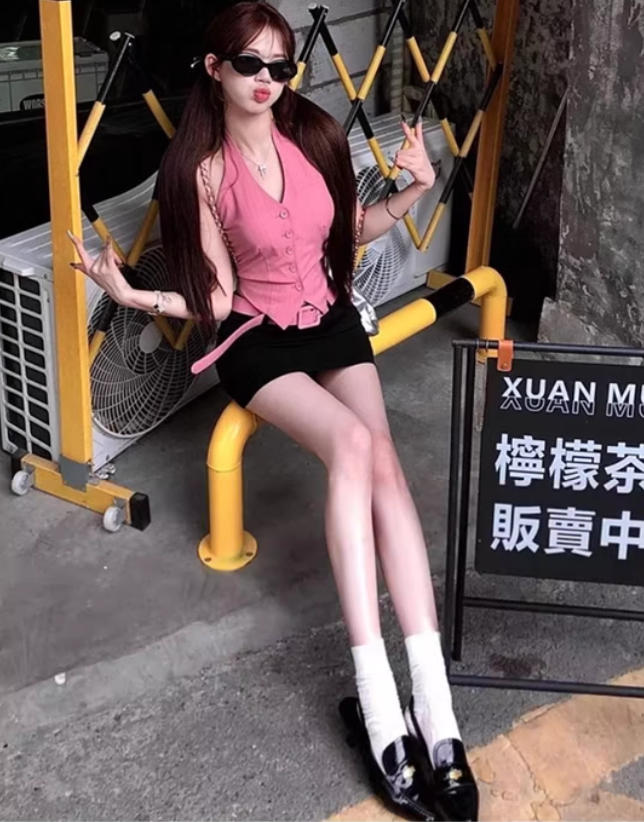 Sweet and spicy style V-neck sleeveless halter neck vest top 2025 pure desire hip skirt suit R1059