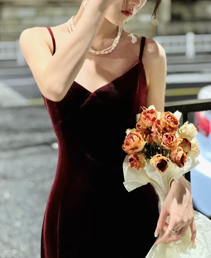 Burgundy suspender dress sexy V-neck backless high-end Christmas annual party hip dress R1471