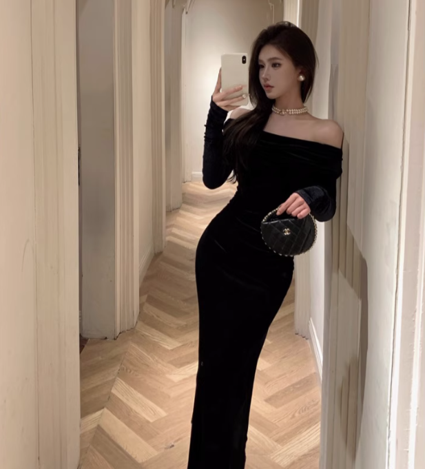 Sexy one-shoulder velvet long-sleeved dress black pleated high-end hip-hugging dress R1536
