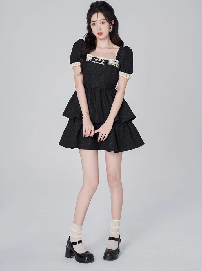 Retro jacquard French dress for women with square collar and lace trim, summer puff sleeves, black slim short skirt R4117