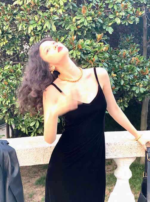 Retro 2025 sexy V-neck velvet suspender skirt high-end temperament inner long dress R1540