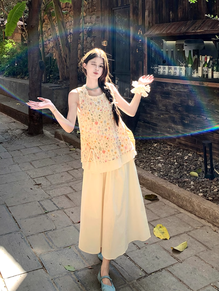 Gentle and pure daisy embroidered fake two-piece vest top with skirt suit R1745