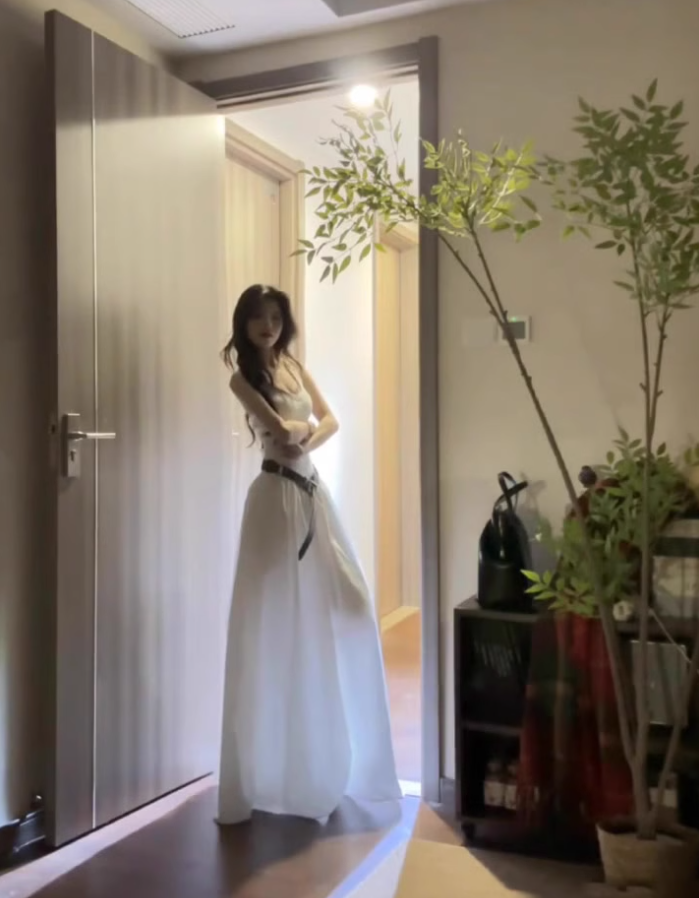 Hot girl wears white sleeveless halter dress with elegant and high-end waist A-line puffy long skirt R0418