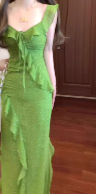 Green floral suspender dress with ruffles and gentle waist and hip skirt R0621