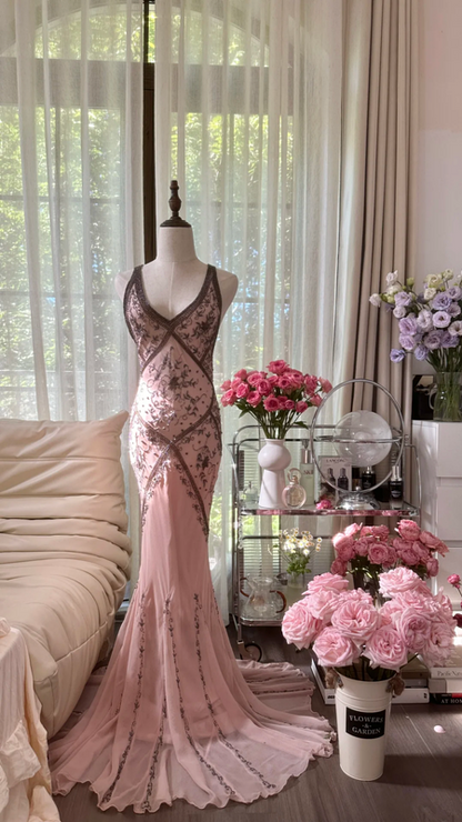 Light pink halter neck, fitted waist, slimming, revealing hips, sexy long ball gown R7761