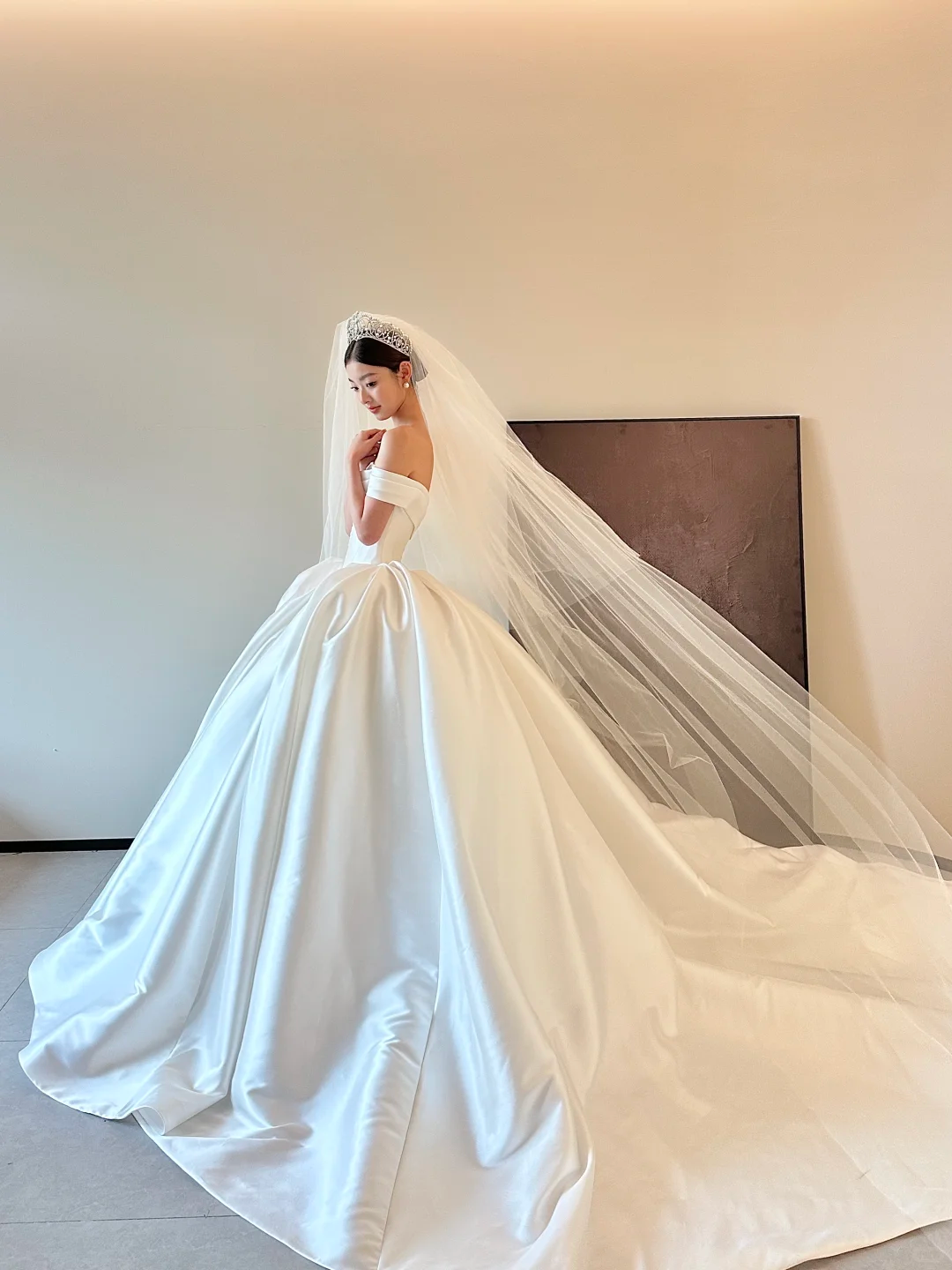 White satin one-shoulder slim waist and plump skirt long bridal dress R6057