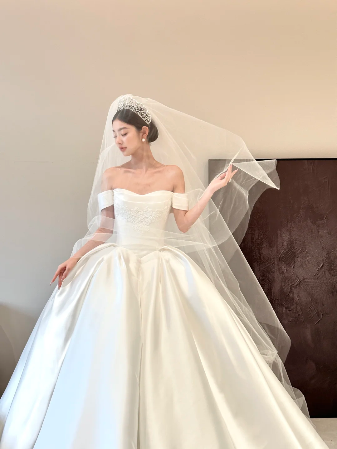 White satin one-shoulder slim waist and plump skirt long bridal dress R6057