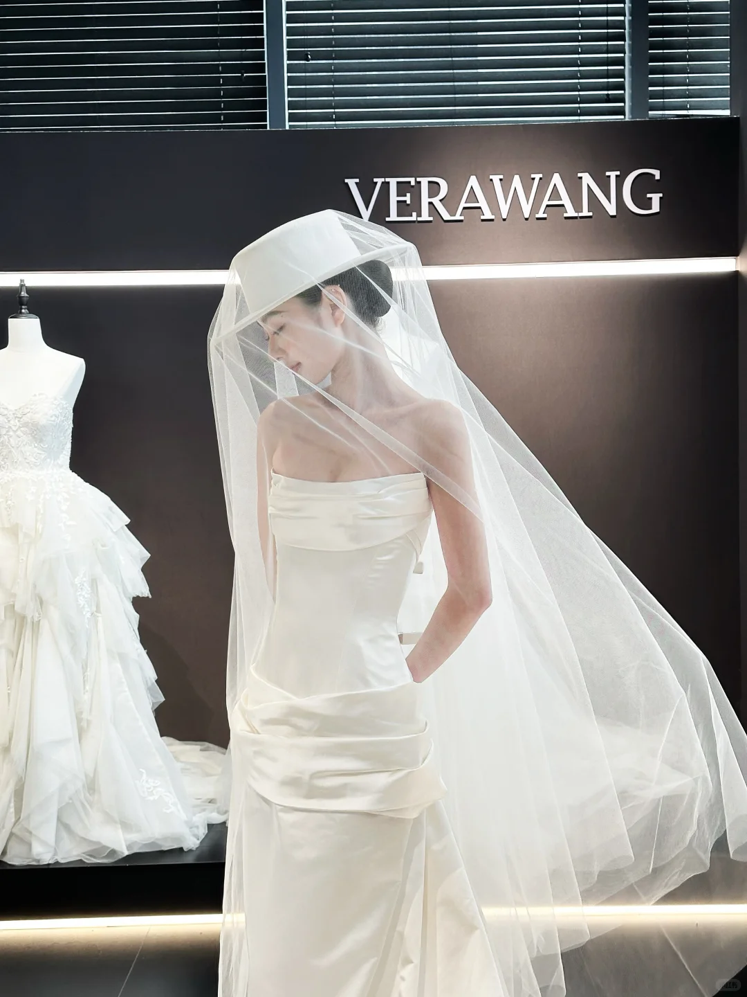 White strapless satin waist hip sexy fishtail skirt long dress bridal dress R6037