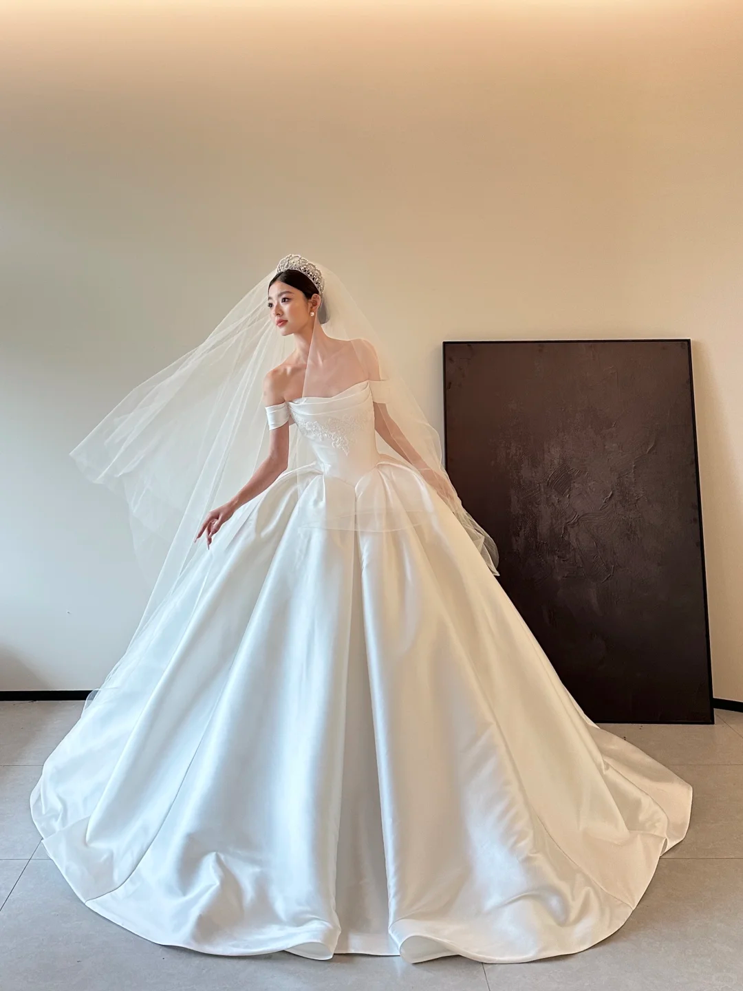 White satin one-shoulder slim waist and plump skirt long bridal dress R6057