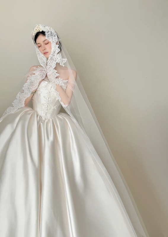 White strapless, waist‑cinching, vintage‑patterned, long ball gown with a fluffy skirt, wedding dress R8002