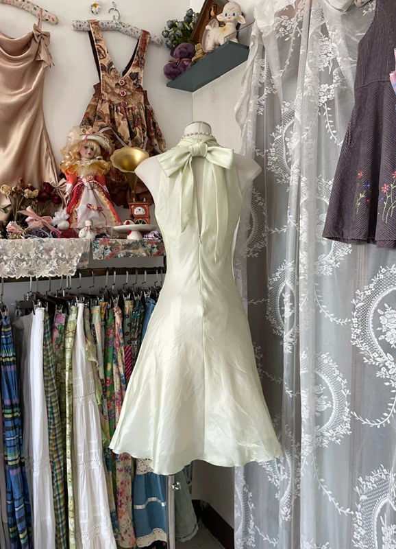 White halter-neck, fitted A-line short ball gown R6377