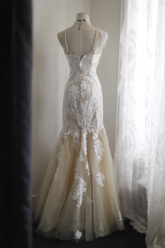 White halter-neck floral-stitched fitted waist, apricot-colored full skirt, bodycon long ball gown, bridal dress R6776