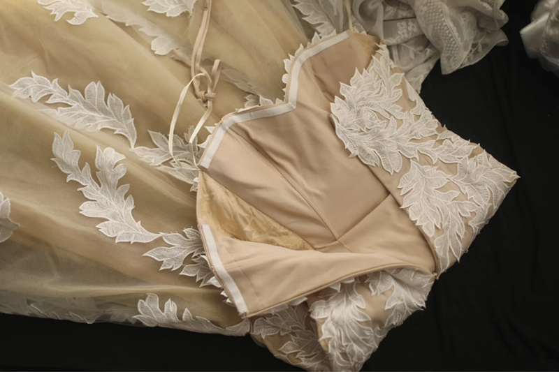 White halter-neck floral-stitched fitted waist, apricot-colored full skirt, bodycon long ball gown, bridal dress R6776