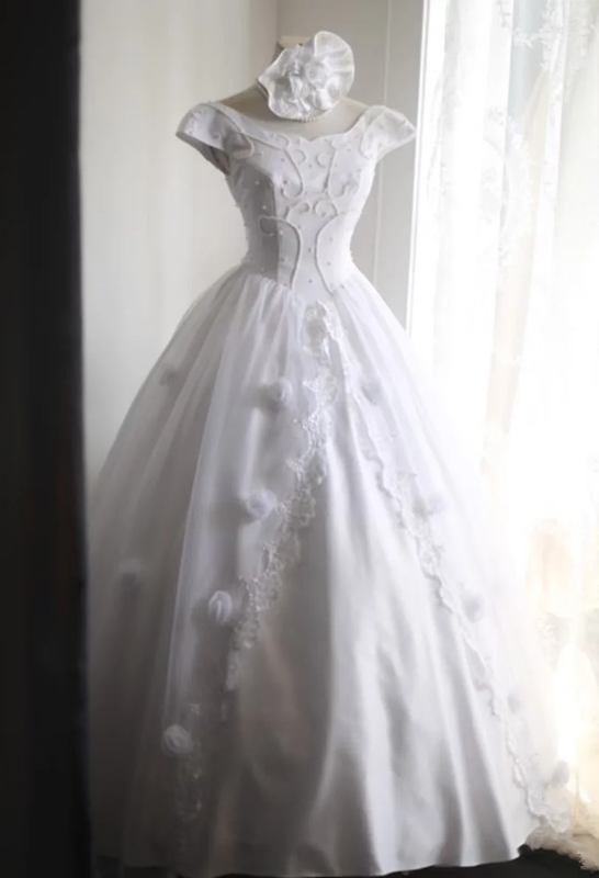 White beaded, fitted waist, classic and elegant long ball gown/bridal dress R6816