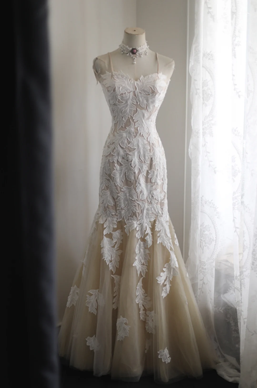 White halter-neck floral-stitched fitted waist, apricot-colored full skirt, bodycon long ball gown, bridal dress R6776