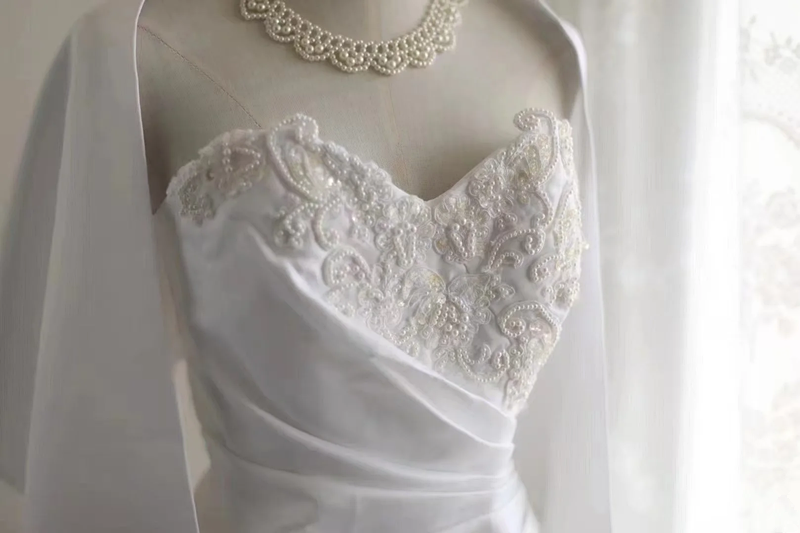 White strapless lace dress, classic fitted waist, elegant long ball gown R6738