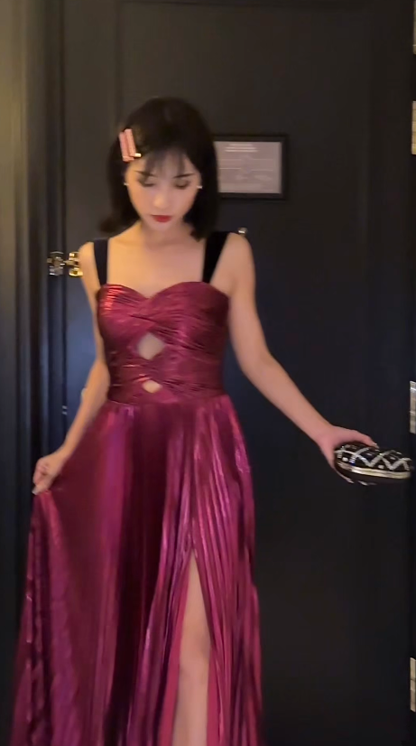 Purple-red halter-neck, fitted waist, pleated, slit sexy ball gown R6418