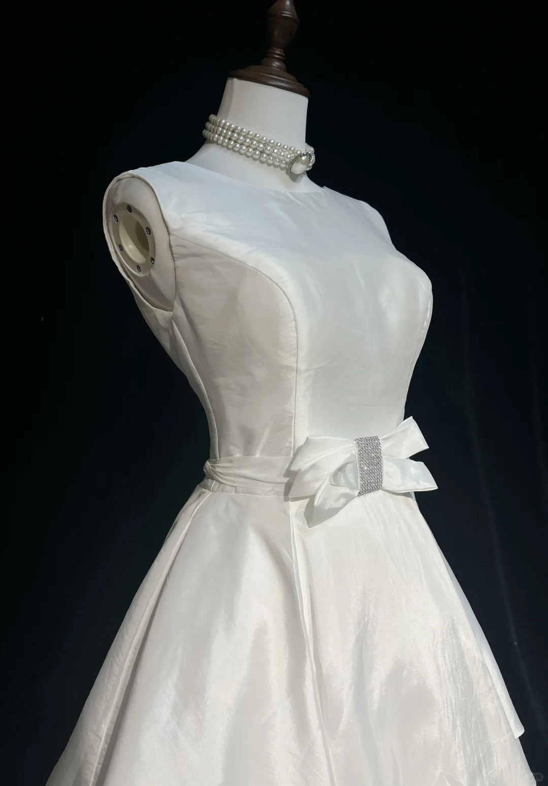 White sleeveless satin waist slim mid-length skirt homecoming dress R4926