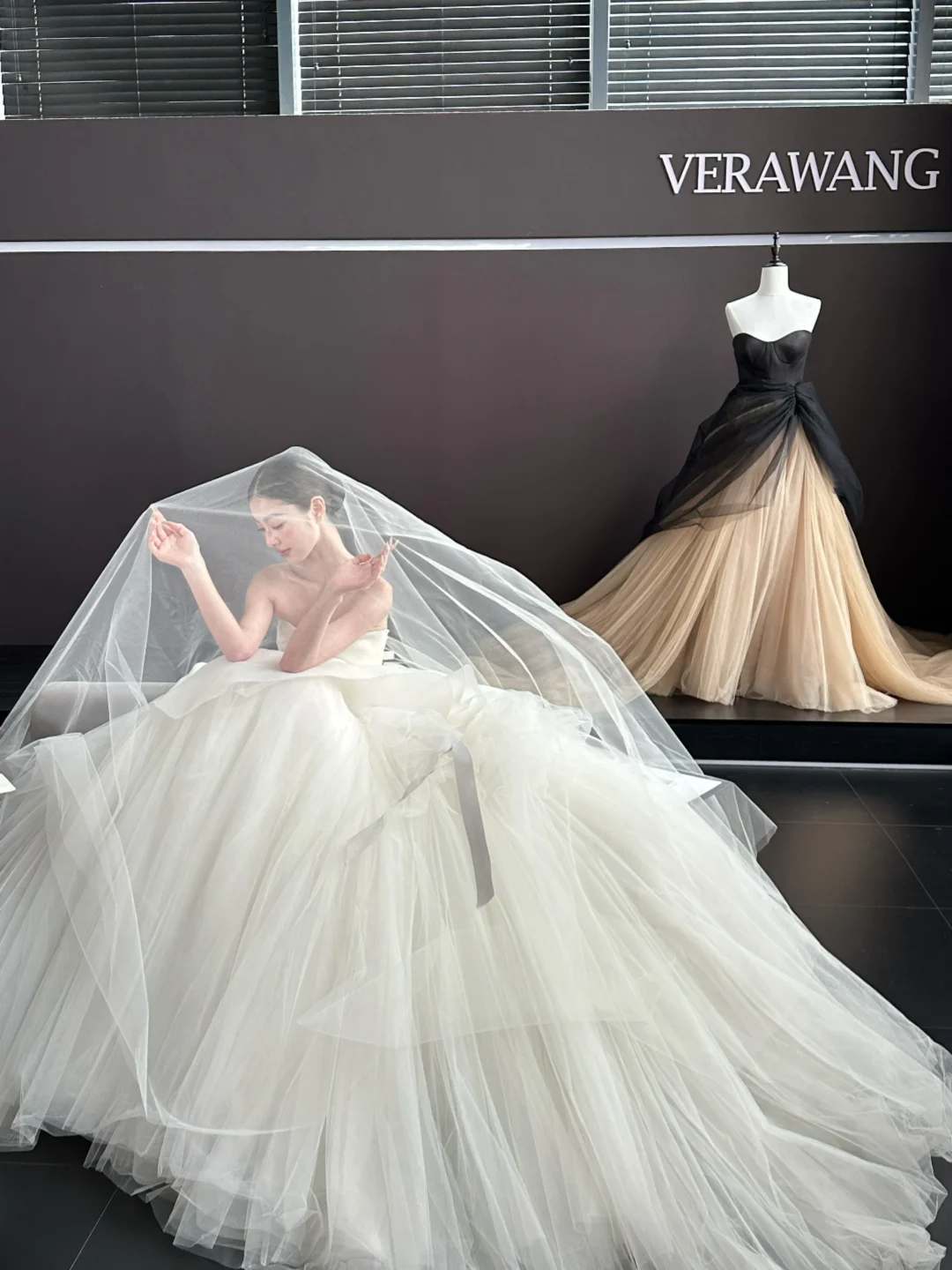 White tube top slim waist puffy skirt tulle bridal dress R6041