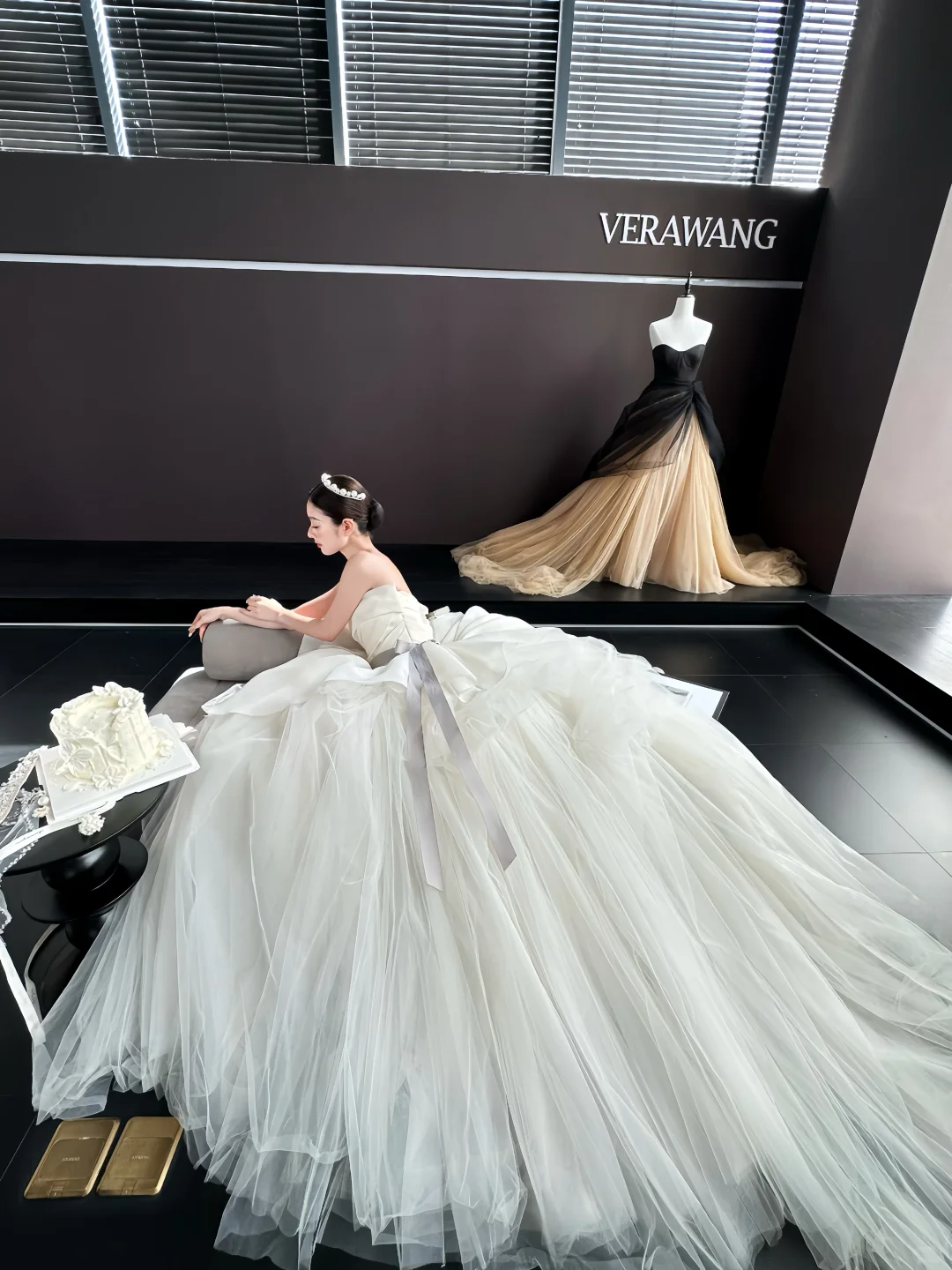 White tube top slim waist puffy skirt tulle bridal dress R6041