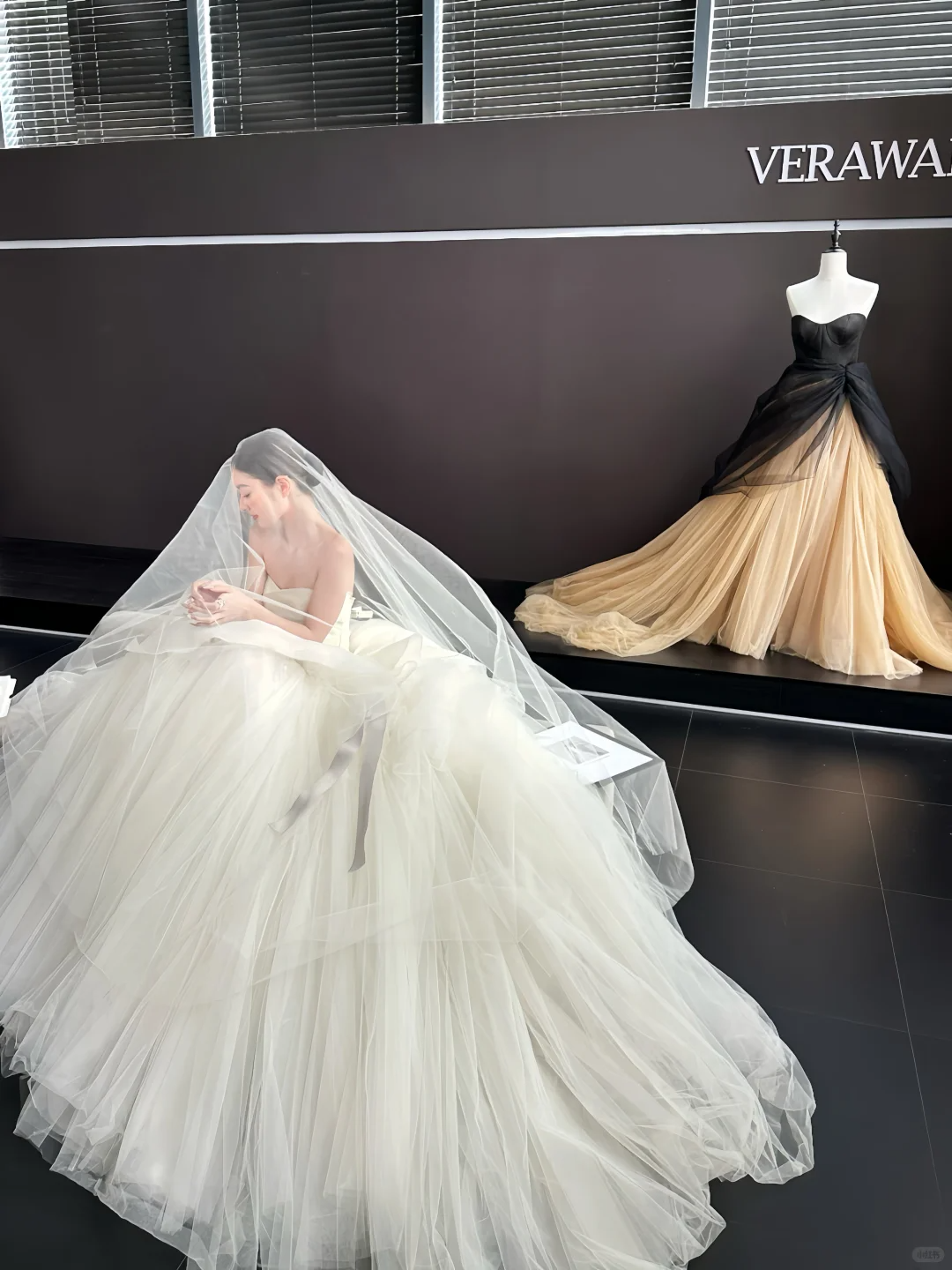 White tube top slim waist puffy skirt tulle bridal dress R6041