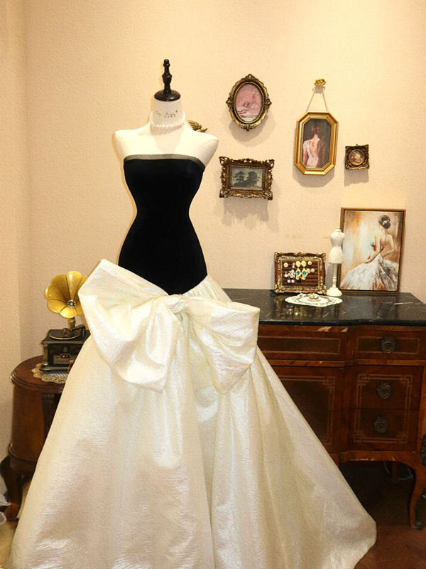 Black Strapless Waist-Cinched Slim-Fit Long Gown with White Skirt, Bridal Ball Gown R7139