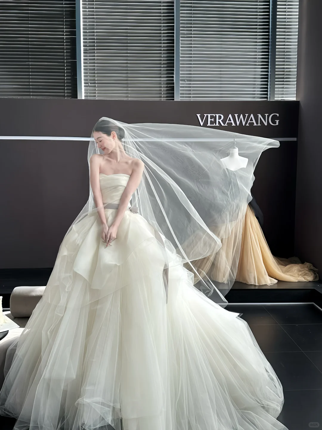 White tube top slim waist puffy skirt tulle bridal dress R6041