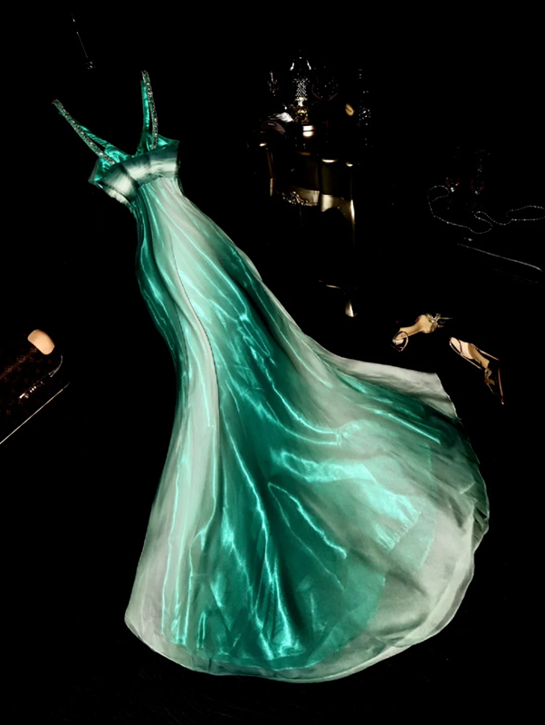 Green halter-neck fitted elegant long ball gown R7020