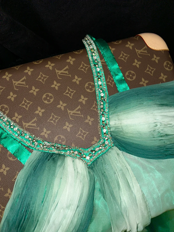 Green halter-neck fitted elegant long ball gown R7020