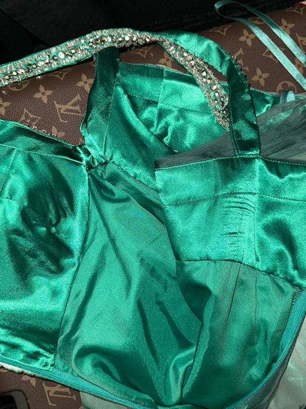 Green halter-neck fitted elegant long ball gown R7020