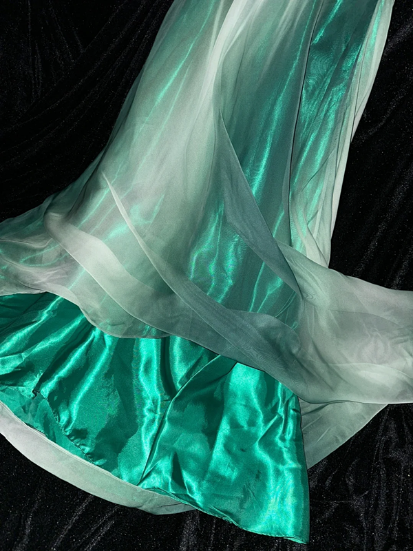 Green halter-neck fitted elegant long ball gown R7020