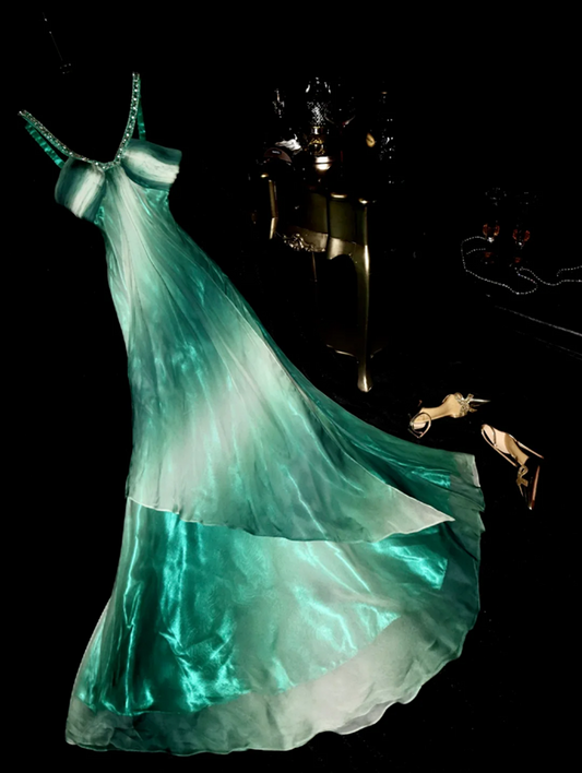 Green halter-neck fitted elegant long ball gown R7020