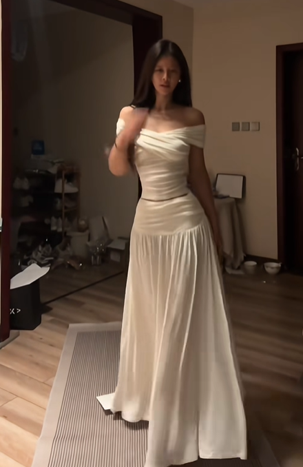 White off-the-shoulder fitted waist slimming hip-hugging sexy long ball gown R8091