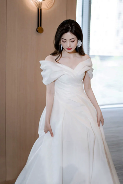 Elegant White A-Line Bateau Tulle Puffy Corset Maxi Wedding Dress RS2010
