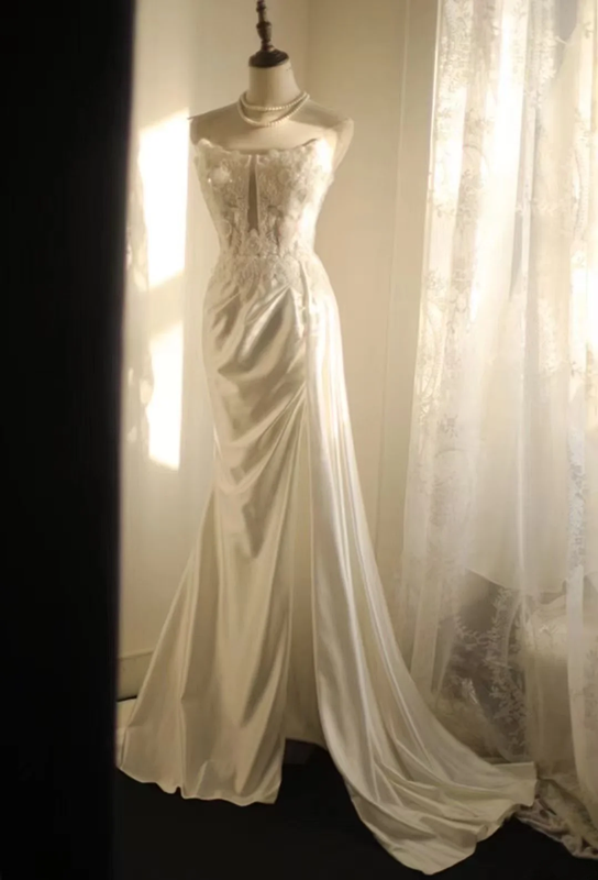 White strapless lace-trimmed long ball gown with a classic and elegant design R6743