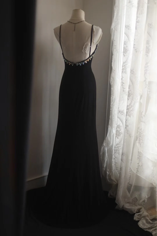 Black halter-neck fitted elegant long ball gown R6703