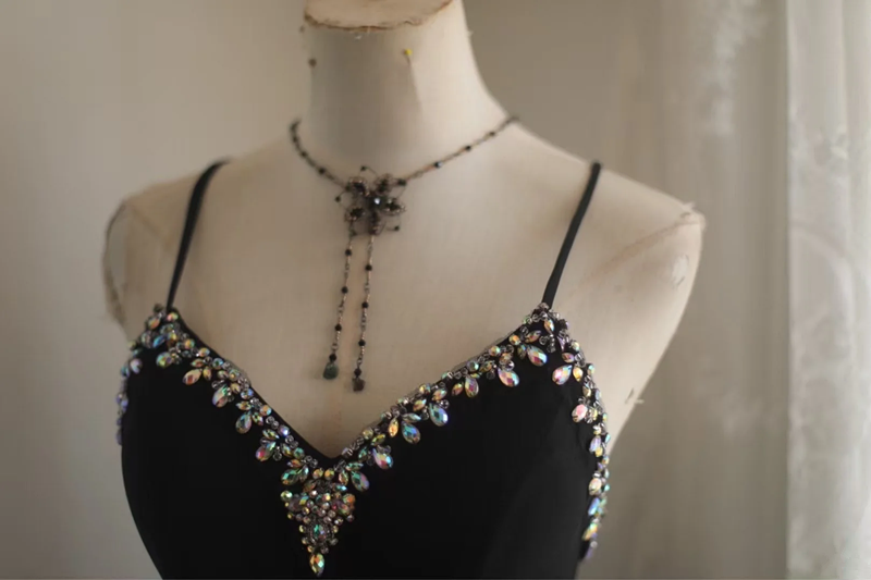 Black halter-neck fitted elegant long ball gown R6703