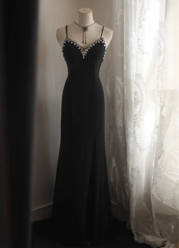 Black halter-neck fitted elegant long ball gown R6703