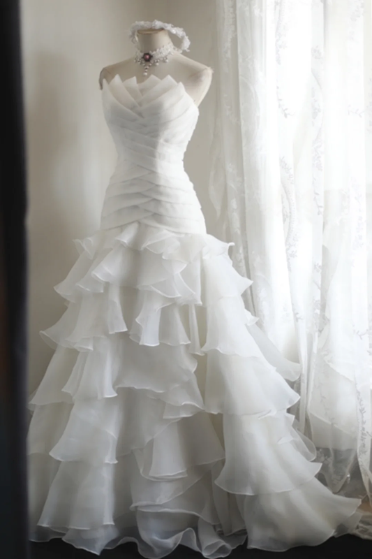 White strapless, fitted, long ball gown with a tiered skirt; bridal gown R6822