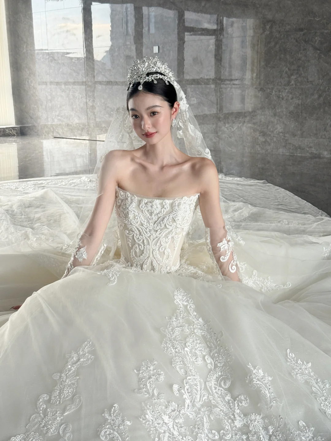 White strapless lace waist slim fit puffy skirt floor-length bridal gown R6045