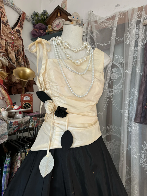 Apricot-colored top with a fitted waist and a black tulle skirt, a ball gown R6304