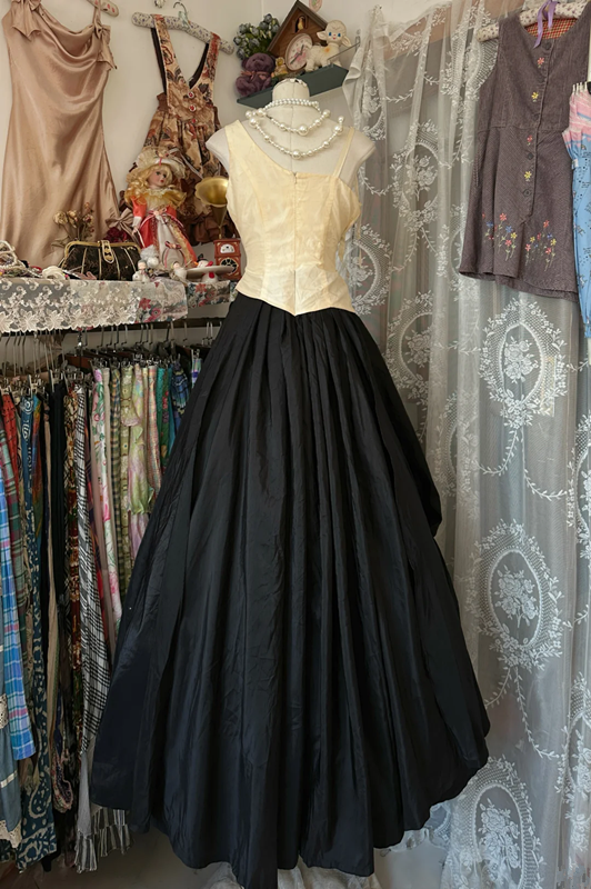 Apricot-colored top with a fitted waist and a black tulle skirt, a ball gown R6304