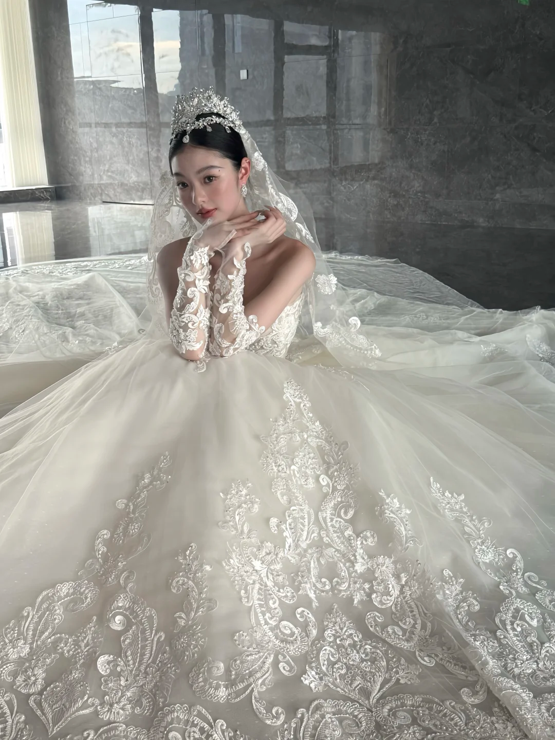 White strapless lace waist slim fit puffy skirt floor-length bridal gown R6045