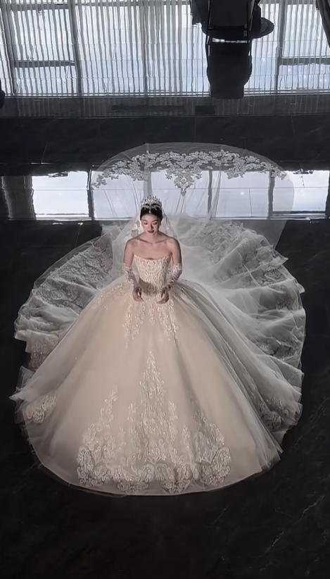 White strapless lace waist slim fit puffy skirt floor-length bridal gown R6045