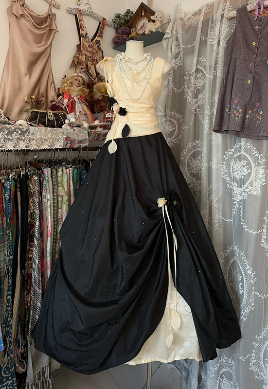 Apricot-colored top with a fitted waist and a black tulle skirt, a ball gown R6304