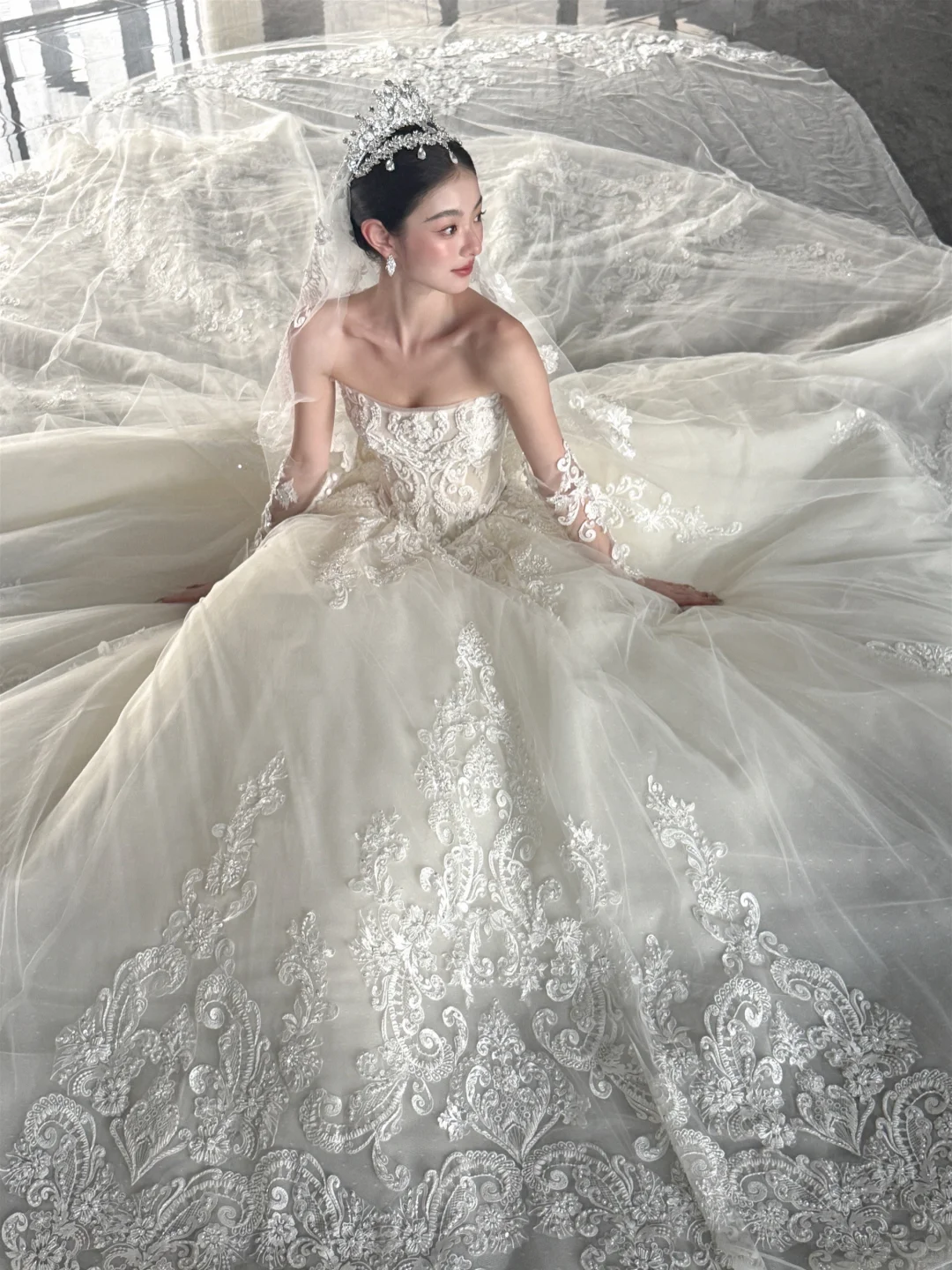 White strapless lace waist slim fit puffy skirt floor-length bridal gown R6045