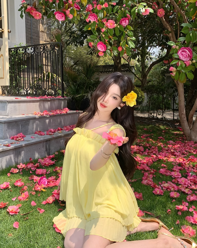 Holiday style beautiful yellow suspender top a-line skirt two-piece suit R0882