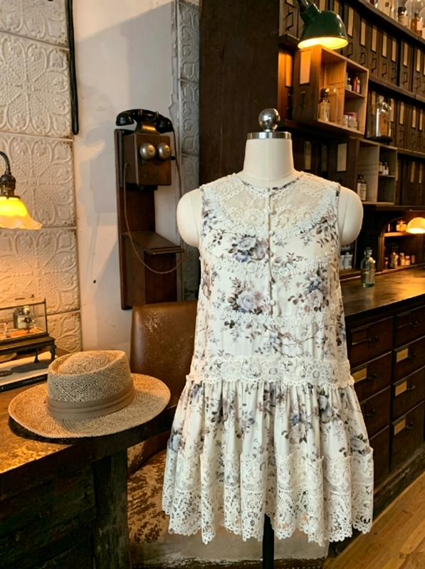 Vintage Floral Lace Sleeveless Mini Dress with Crochet Trim and Tiered Hem R9247