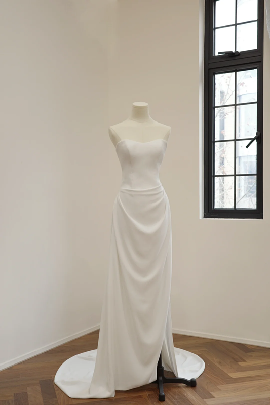 White strapless, fitted long ball gown, elegant bridal dress R8548